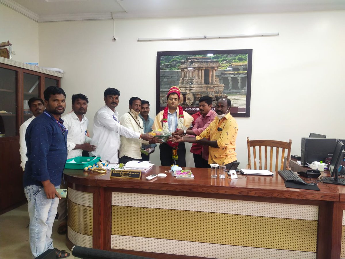 Basavar61745069's tweet photo. 💐🎂 ಸನ್ಮಾನ್ಯ ಅನಿರುದ್ಧ ಶ್ರಾವಣ್ ಸರ್ ಅವರಿಗೆ ವಿಜಯನಗರ ಜಿಲ್ಲಾ ಬಿಎಫ್ ಟಿ ಗಳ ಪರವಾಗಿ ಹುಟ್ಟು ಹಬ್ಬದ ಶುಭಾಶಯಗಳು ಸರ್.🎂💐 https://t.co/p5AmlnPD3a