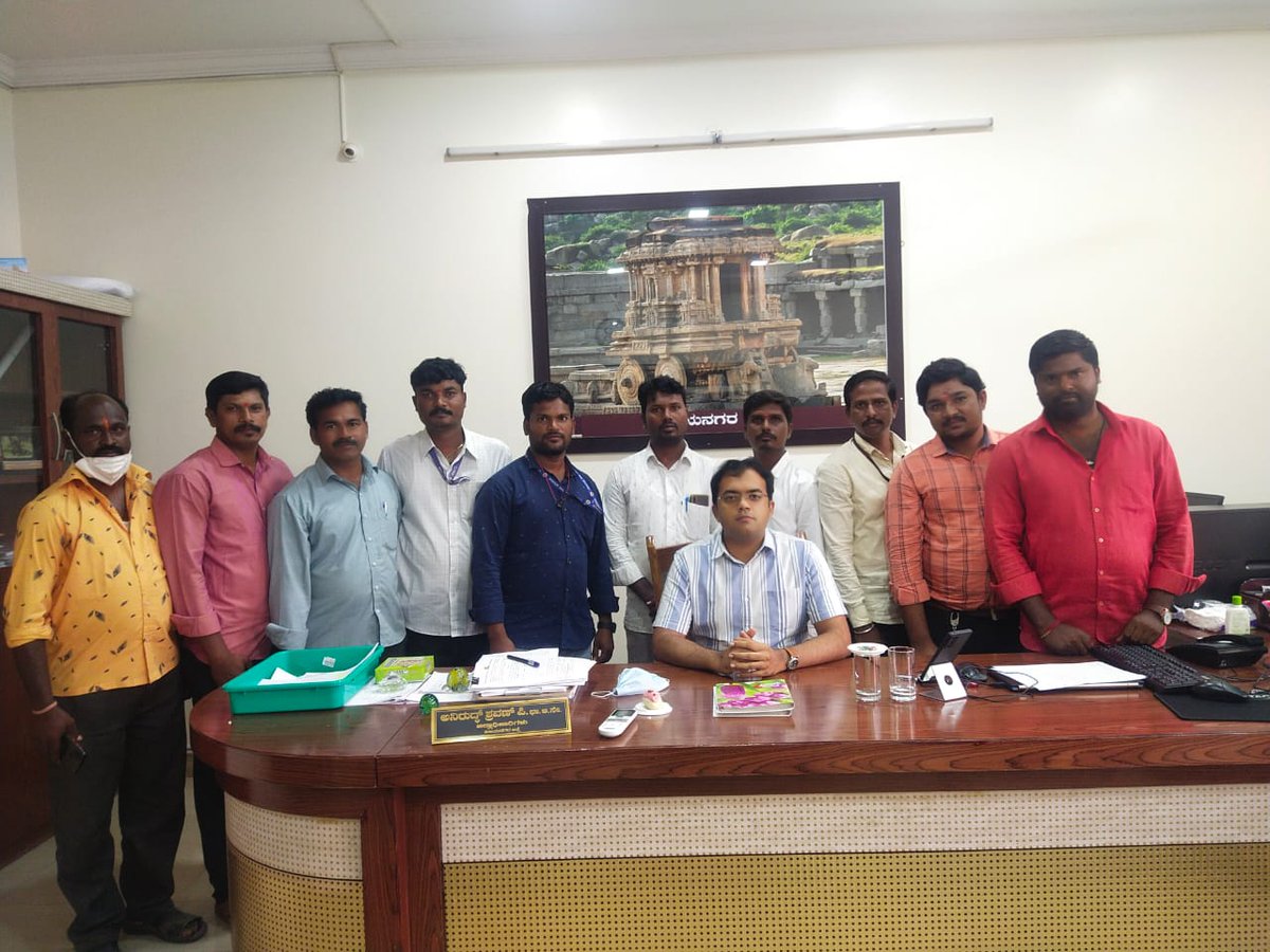 Basavar61745069's tweet photo. 💐🎂 ಸನ್ಮಾನ್ಯ ಅನಿರುದ್ಧ ಶ್ರಾವಣ್ ಸರ್ ಅವರಿಗೆ ವಿಜಯನಗರ ಜಿಲ್ಲಾ ಬಿಎಫ್ ಟಿ ಗಳ ಪರವಾಗಿ ಹುಟ್ಟು ಹಬ್ಬದ ಶುಭಾಶಯಗಳು ಸರ್.🎂💐 https://t.co/p5AmlnPD3a