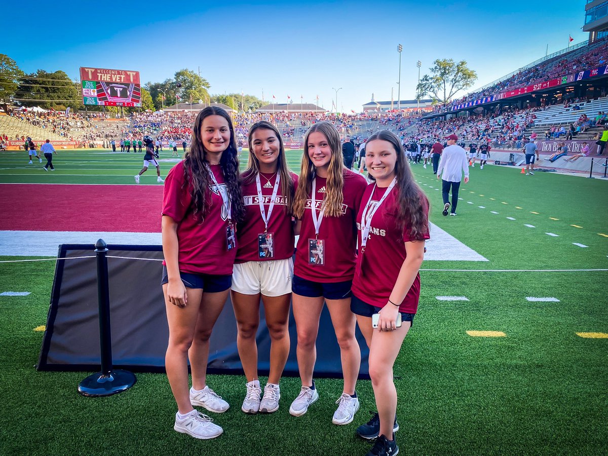 Kaelyn_Jones46's tweet photo. Thank you @TroyTrojansSB for an amazing visit!! I had so much fun today. I loved the campus and the facilities!! Can’t wait to come back soon!! @e_newellcoach @CamdenDecker @AFirecrackers05 @HselleHighSball https://t.co/FjNbiFXRUi