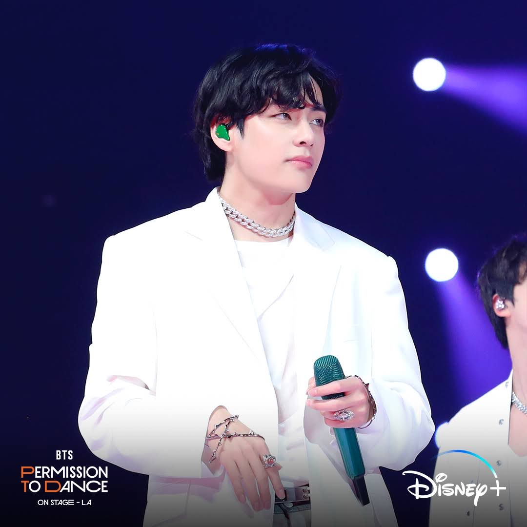 AshineTHV's tweet photo. The one who shines the brightest in the darkest of the nights is a true star...
✨
Like a diamond they shine from within...
✨
They don't need your focus to be noticed...
✨
They're the focus of the universe themselves...
♡♡♡♡♡♡♡
WE LOVE YOU TAEHYUNG 🌟 https://t.co/cxSrEKULAg