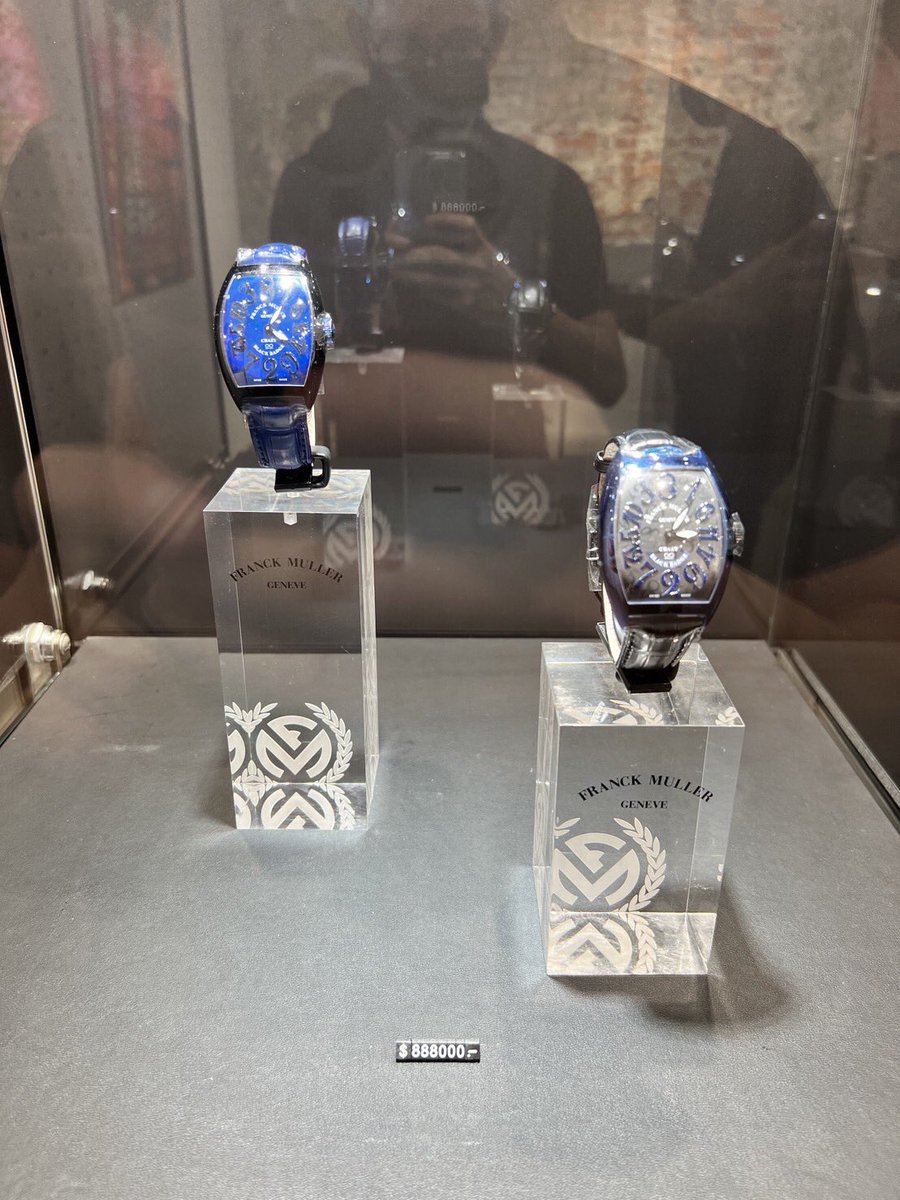 emilylin007's tweet photo. #RollsRoyce #BlackBadgeGhost

#FranckMuller #CrazyHours #InspiredByRollsRoyce

@ #TINGTINGARTSPACE https://t.co/MgJPI3C0Yc