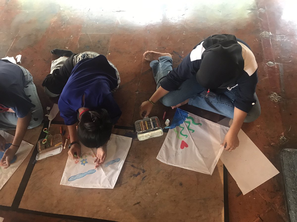 Kegiatan pertama adik-adik membuat &amp; mewarnai  layang-layang 😍 #EdutripSSC2022