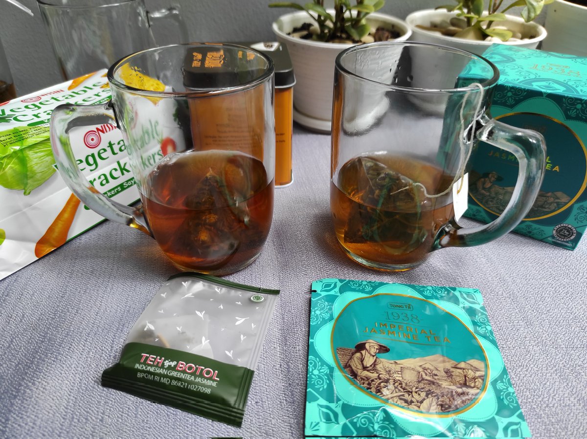 Widino's tweet image. Kalo pake gula batu gw bilang dua2nya enak, rasa sama aromanya makin keluar, apalagi yg Tong Tji. Ga paham kenapa Tong Tji pas dipakein gula batu rasanya malah jadi makin enak. Teh Botol jelas rasanya makin mendekati teh di wedangan Solo karena ada sepet2nya.