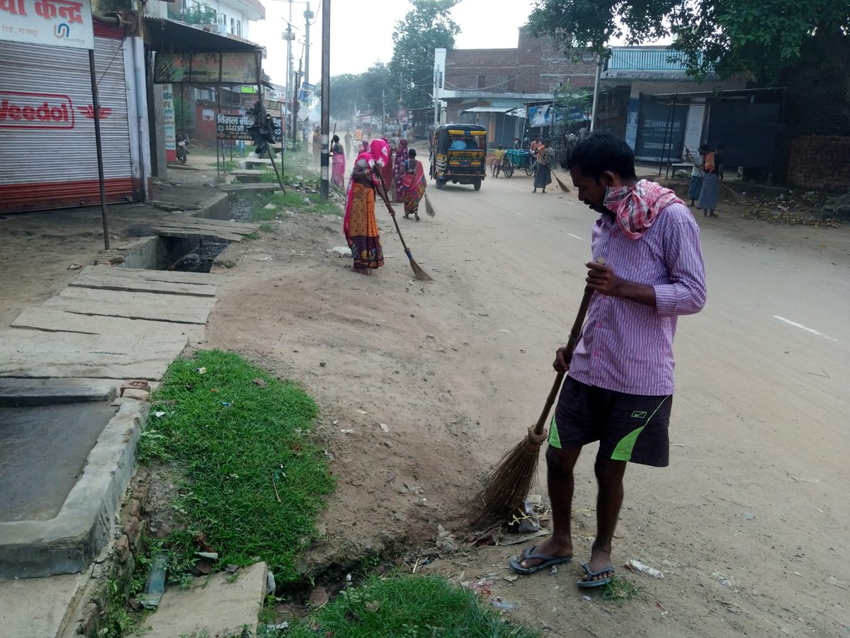 lsbarajpur's tweet photo. रोहतास जिला राजपुर प्रखंड में "स्वच्छता ही सेवा"के तहत अभियान चला। उद्देश अपने घर में,दुकान,चौक,बाजार,नाली की सफाई। @LSBA_Bihar 
@BiharRDD 
@rahulias6 
@dm_rohtas 
@shekhar84357147
@MoRD_GoI
@IPRD_Bihar
@ratnishverma 
@Shital_V0709
@SumanlalKarn 
@Ravi_97097 
@Shahbazenv86 https://t.co/1ZXGWtoDyy