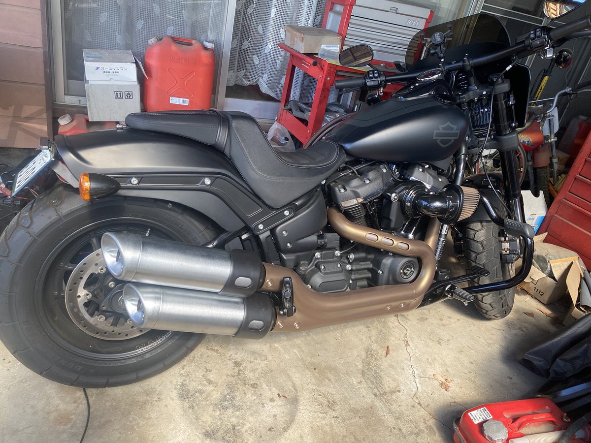 TOMONORI127's tweet photo. 2年おきのノーマルマフラー装着😷
たいして使ってないなら新車の匂いが😊
#HARLEYDAVIDSON  
#FXFBS #FXFB
#ファットボブ https://t.co/SR0X9sjHZW