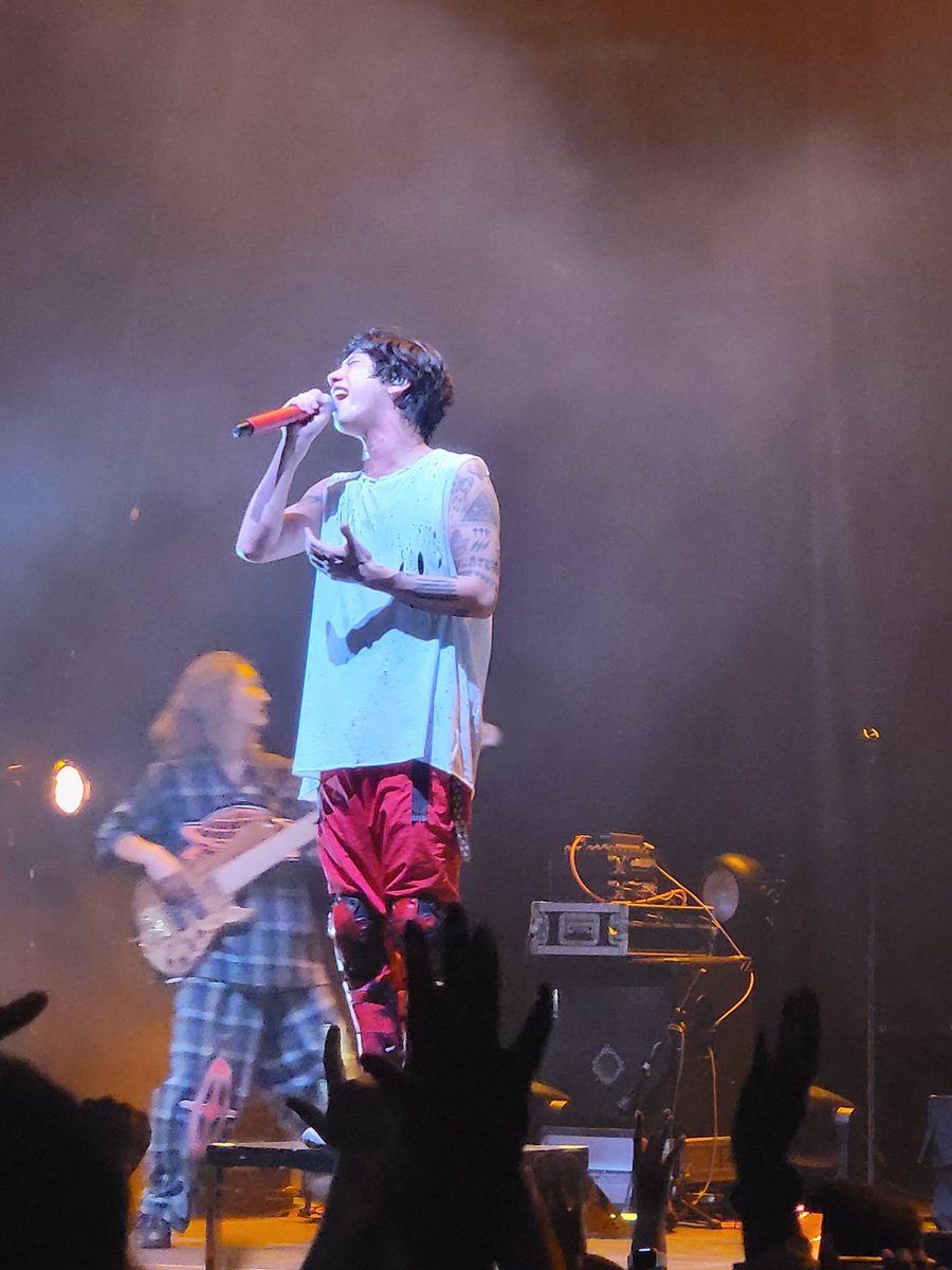 Amber_Storm_32's tweet photo. OK, but @ONEOKROCK_japan are some of the best performers I've seen live! So much energy and passion onstage 🤘❤️ #AtlantaShow #LuxuryDiseaseTour https://t.co/SBm6lFqHBP