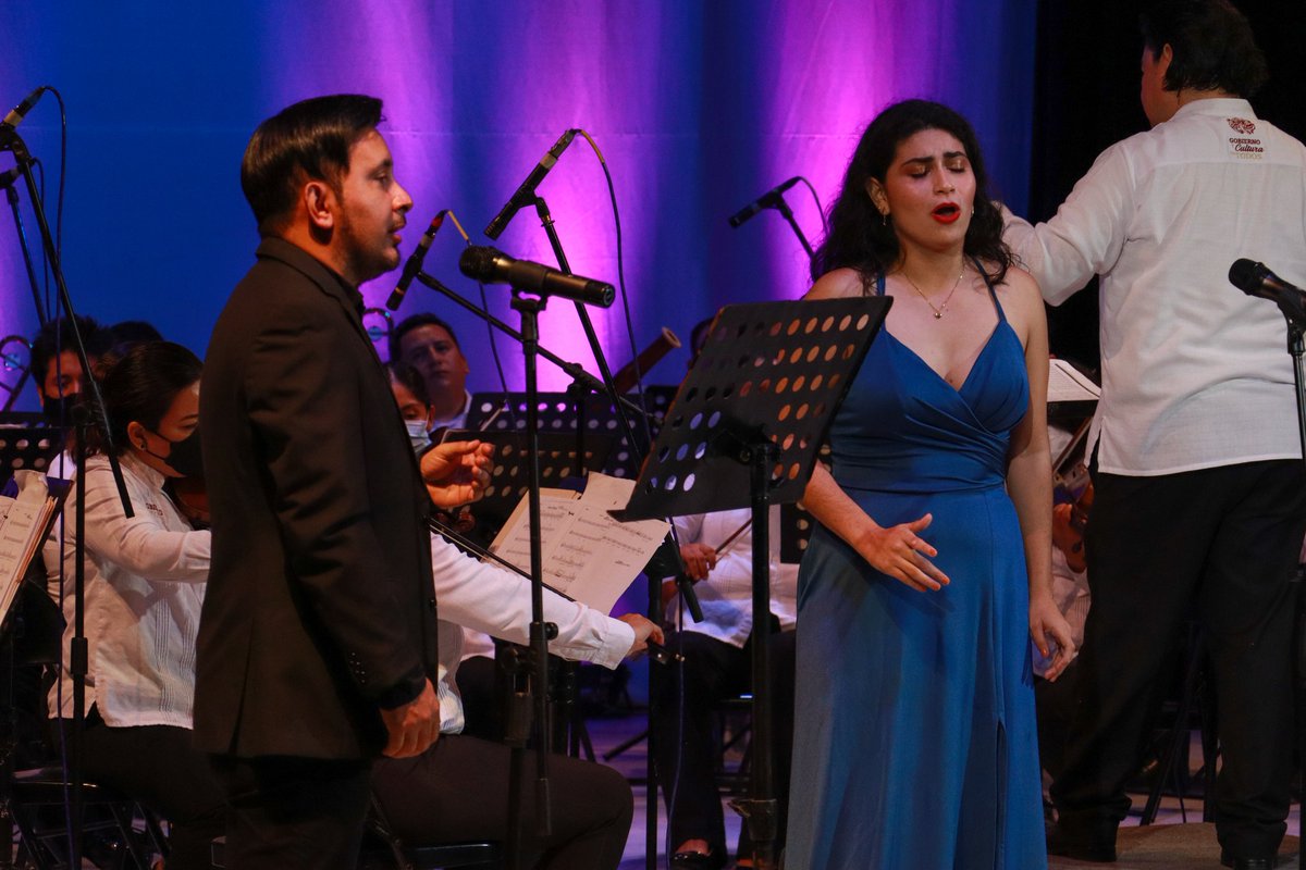CulturaCampeche's tweet photo. ✨#MéxicoDeMisAmores🎶
🇲🇽 Con canciones de #ArturoMárquez hasta #JuanGabriel, la #OSCAM, bajo la dirección de Eligio Fuentes Rosado, rindió homenaje a nuestra hermosa patria hoy en el Teatro “Juan de la Cabada”, en compañia de las grandes voces de Natalia Mora y Jorge Cambranis. https://t.co/WrNQaqwCHh