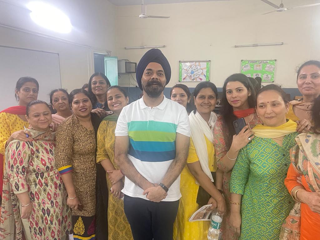 imustimagine's tweet photo. Had a great learning and interactive session with the teachers of Balwant Rai Mehta school Delhi during my #workshop on #creativity  . Thanks to my dear friend yogesh, Vaasuji and sunitaji. 
#schools #imagination #education #learning #change #NewChapter https://t.co/bmZquvc3ji