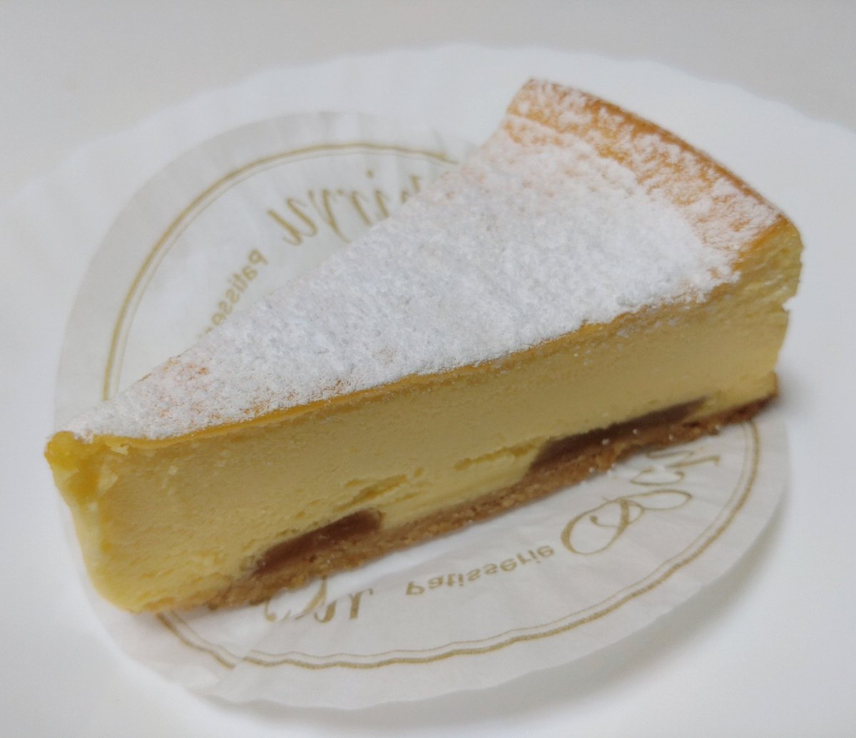 🍰九州チーズスフレ🍰 コクのある九州産クリームチーズがたっぷり。ほどよく塩分を効かせたほんのり甘い生地にさらにリンゴを加え甘酸っぱさをプラス、ナイス！