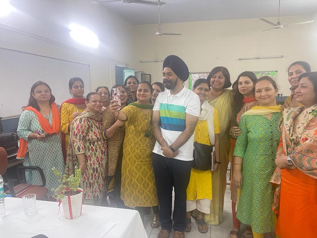 imustimagine's tweet photo. Had a great learning and interactive session with the teachers of Balwant Rai Mehta school Delhi during my #workshop on #creativity  . Thanks to my dear friend yogesh, Vaasuji and sunitaji. 
#schools #imagination #education #learning #change #NewChapter https://t.co/bmZquvc3ji