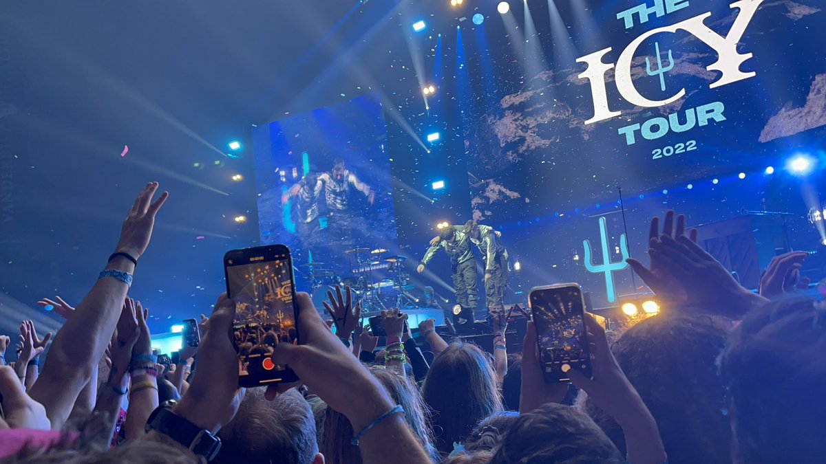 teqrheqrt's tweet photo. Last show of icy tour is tonight and I’ll forever be grateful that I got to travel to Nashville and see them!
Thank you for a wonderful tour @twentyonepilots I’ll never forget it :,) #icytour #THEICYTOUR #icynashville https://t.co/hYJfz82XQe