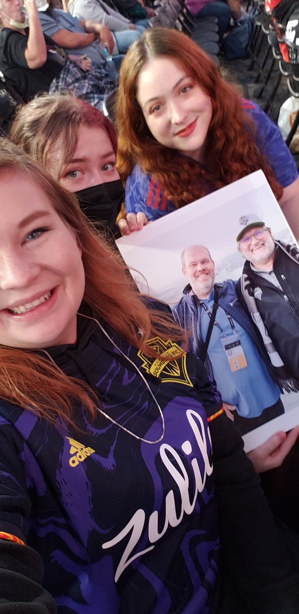 TheSounderFan's tweet photo. My dad was so excited to see @DrewFromTV at the Washington State Fair. He planned on wearing his @SoundersFC jersey and waving hello to Drew. He passed away 2 weeks before the show but we still brought him with us, even wore his jersey. Thanks for a great show! https://t.co/LauLxyKVYs