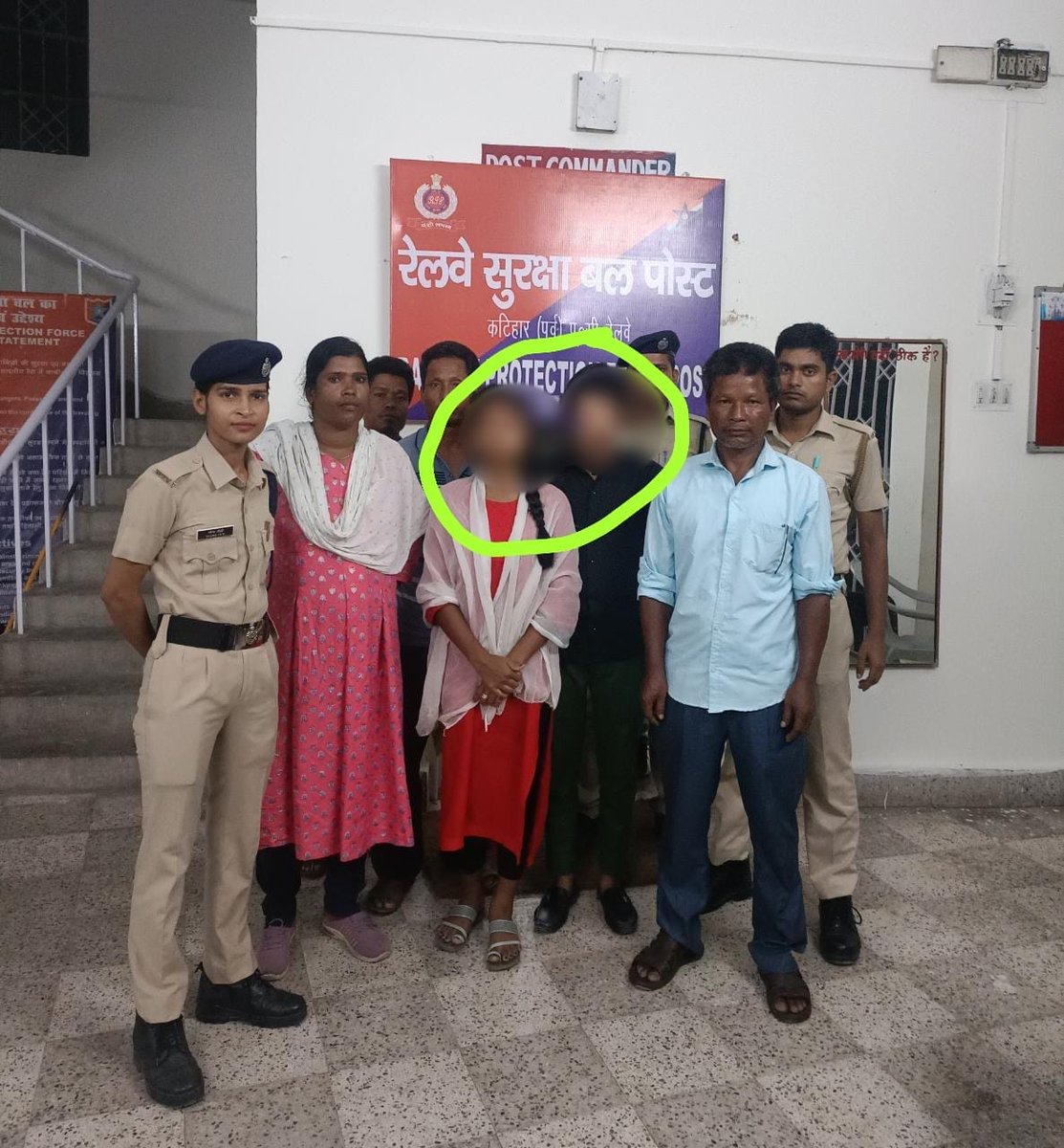 Acting on specific input through Security Control, RPF Katihar apprehend 01 minor girl and a boy from 15483 DN, Sikkim-Mahananda Exp on 23.09.22. Later on, West Bengal Police taken over them against a kidnapped Case. #OperationRailPrahari. @RPFNFR2 @RPF_INDIA @drm_kir