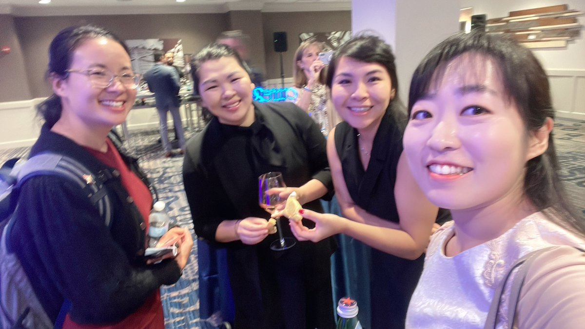 AEunjiChoi's tweet photo. Fabulous new friends @IASLC #NACLC ๐ Medical oncologists @julie_t_wu @JamesDolezal @ShrutiPatelMD @LeiDeng3 Thoracic surgeons @NateDeboever @DPhanMD Primary care physician Junhee https://t.co/Et4MKDPCAR