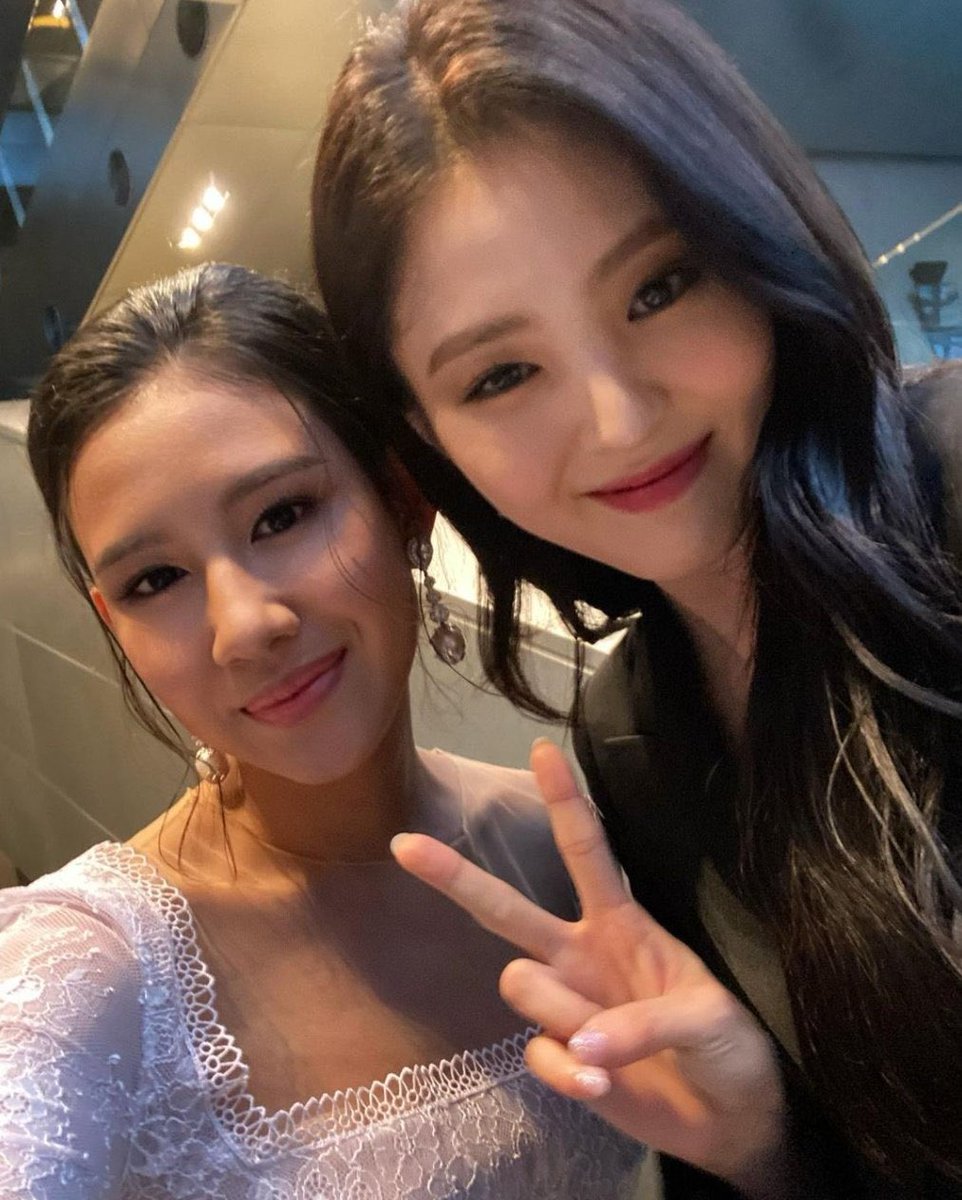 im alive for this pict TWO GIRLSBOSS IN ONE FRAME