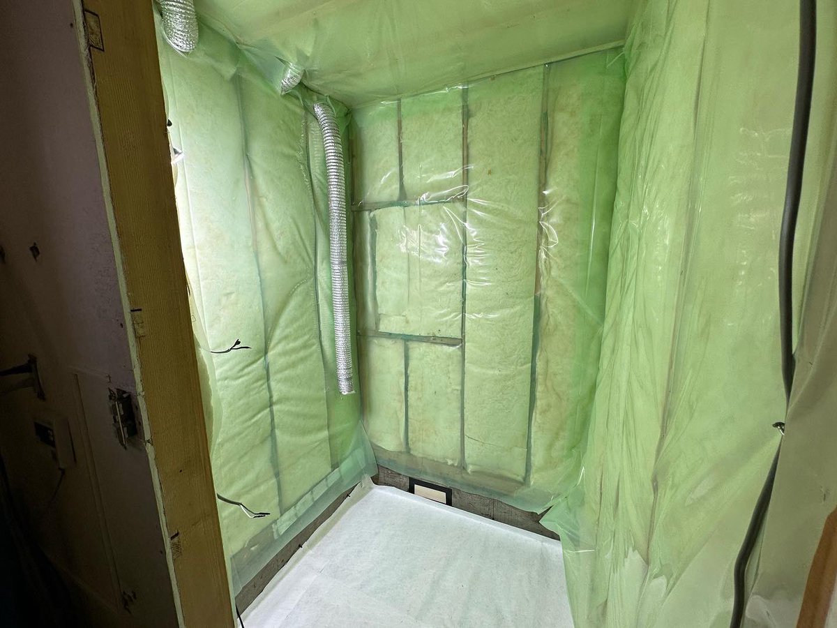 urajusetsu2021's tweet photo. うら住宅設備です🏠
千歳市内でユニットバスのリフォーム工事。
断熱材を全て入れ替え、TOTOのサザナをお取り付けさせて頂きました✨
浴室暖房乾燥機も付けたので冬でも暖かくヒートショック対策も万全！
一番風呂が楽しみ！と、とても喜んで頂けました✨
#風呂リフォーム 
#千歳
#ユニットバス https://t.co/UwwdLpp6d8