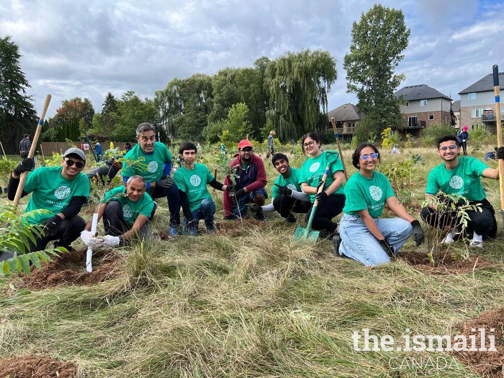 ismailicivic's tweet photo. Ismaili CIVIC volunteers in South West Ontario enjoyed a sunny day outdoors planting trees and shrubs with @rfldn. Thank you to everyone who came out! #GICD2022 #ClimateChange https://t.co/OEgTbNO6Hm