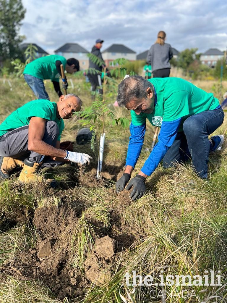 ismailicivic's tweet photo. Ismaili CIVIC volunteers in South West Ontario enjoyed a sunny day outdoors planting trees and shrubs with @rfldn. Thank you to everyone who came out! #GICD2022 #ClimateChange https://t.co/OEgTbNO6Hm