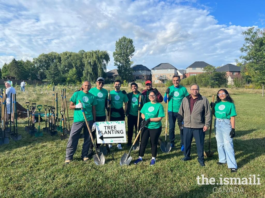 ismailicivic's tweet photo. Ismaili CIVIC volunteers in South West Ontario enjoyed a sunny day outdoors planting trees and shrubs with @rfldn. Thank you to everyone who came out! #GICD2022 #ClimateChange https://t.co/OEgTbNO6Hm