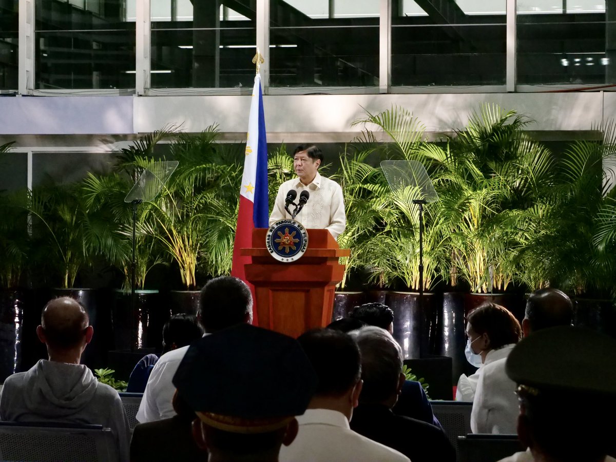 indaysara's tweet photo. Kasama tayo sa mga sumalubong ngayong umaga kay President Ferdinand Marcos, Jr. at sa buong delegasyon ng Pilipinas na dumating mula sa isang linggong byahe sa New York, USA. https://t.co/yoOiWCSSV6
