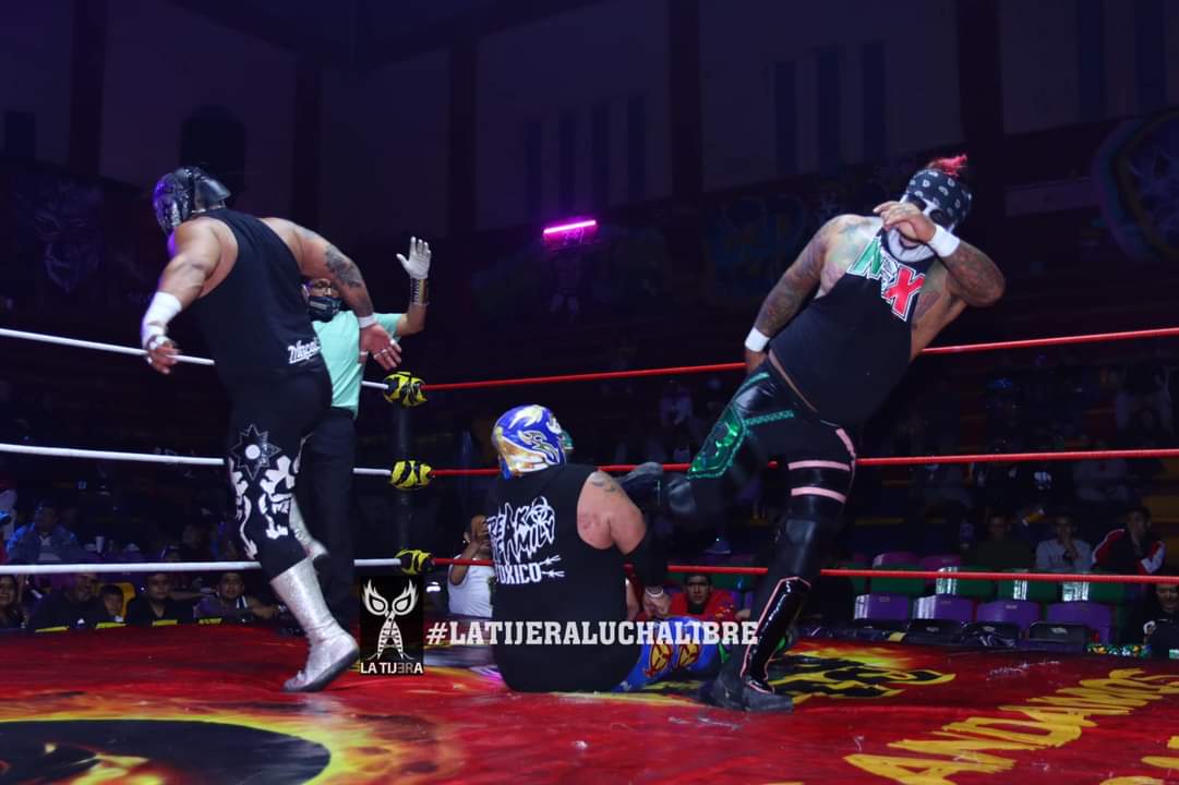 LaTijeraLucha's tweet photo. En lucha pactada sin escape, la #FreakFamily empata con la #HardCoreCrew,después de una serie de irregularidades en el ring,cuando intercambiaron faules y se despojan de sus máscaras.
Al final,hay retos de revancha entre #Toxico, #SangreAzteca y #TheMonsther ante ... https://t.co/n4ZCadBprz