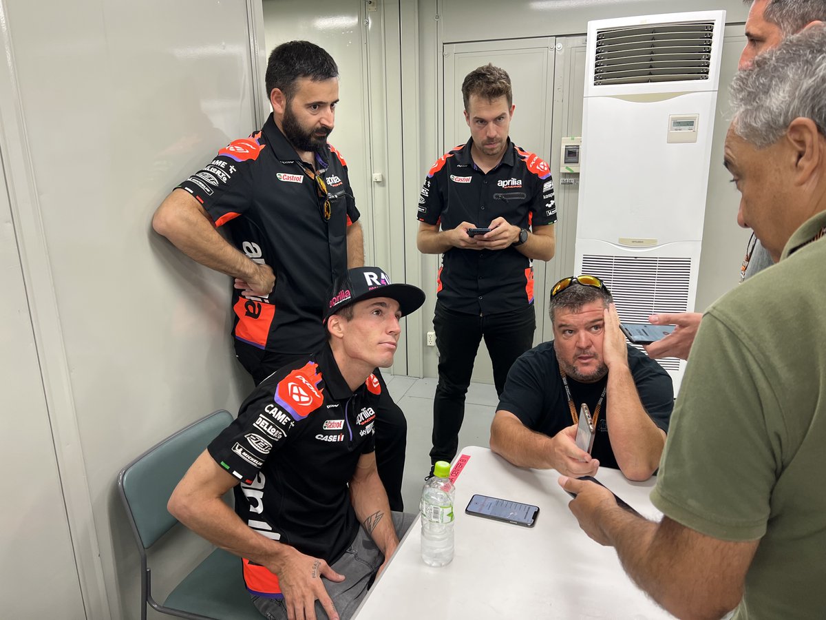 matoxley's tweet photo. Big mistake for Aprilia - they didn't turn off Espargaro's eco sighting lap map, so he had to swap to his second bike which had a soft rear, the wrong tyre. He's really upset because he says he could've 100% won today https://t.co/q18PgumKqO