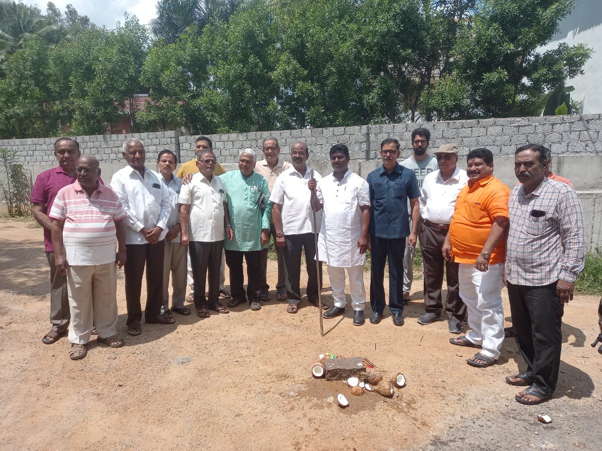 TeamRK_BJP's tweet photo. Performed Bhoomi Puja along with Banuka Mallikharjun and residents of BHEL colony in Ward No.6. Also addressed the water problems and infrastructure development in the BHEL colony while attending association meeting.
#RKWithSCB #RKWithBJP #SCBWithBJP https://t.co/FWEv9qCyhu