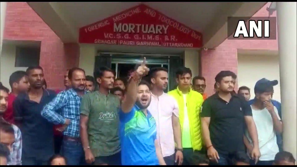 ANINewsUP's tweet photo. Srinagar, Uttarakhand | A huge crowd of protestors demand justice, blocking the Badrinath-Rishikesh highway in front of the mortuary near the base hospital where #AnkitaBhandari's body was taken to; administration attempts to clear the jam. https://t.co/0hSgmR6qlA
