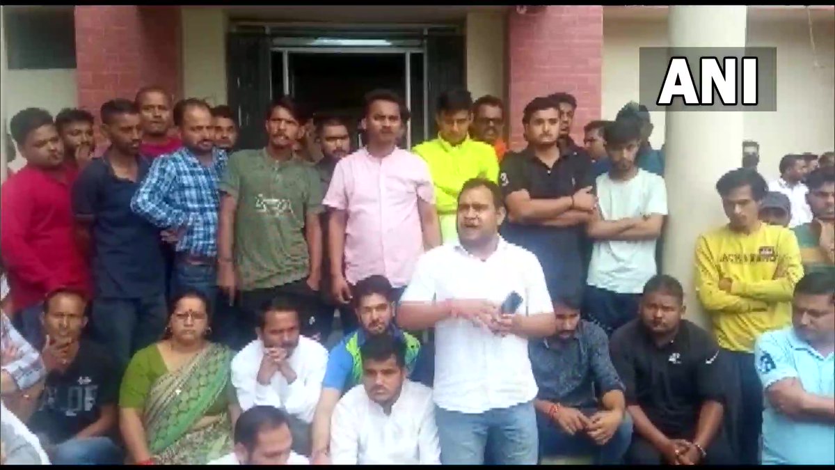 ANINewsUP's tweet photo. Srinagar, Uttarakhand | A huge crowd of protestors demand justice, blocking the Badrinath-Rishikesh highway in front of the mortuary near the base hospital where #AnkitaBhandari's body was taken to; administration attempts to clear the jam. https://t.co/0hSgmR6qlA