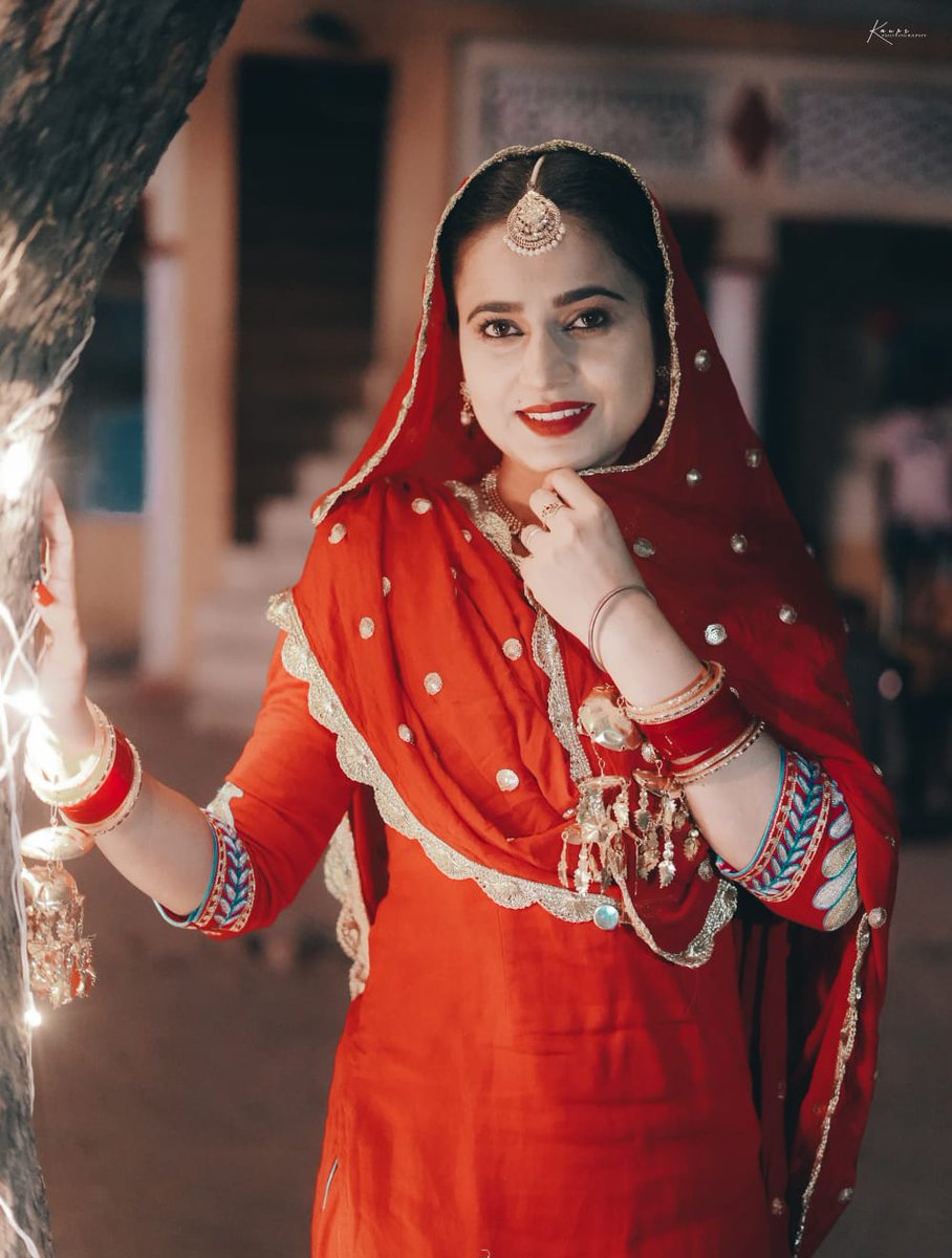 harashjotkaur's tweet photo. ਮੇਰੇ ਜਿਗਰ ਦਿਆ ਸਰਦਾਰਾ
ਆਪਾਂ ਚਿੜੀਆਂ ਨੂੰ ਵੇਹੜੇ ਬੁਲਾਉਣਾ
ਜਿੱਥੇ ਨਿੰਮ ਦੀਆਂ ਮਿੱਠੀਆਂ ਨੇ ਛਾਵਾਂ
ਓਥੇ ਤਲੀਆਂ 'ਤੇ ਚੋਗ ਚੁਗਾਉਣਾ..
ਨਾਲੇ ਦੱਸਾਂਗੇ ਗੱਲਾਂ ਜੋ ਅਣ ਦੱਸੀਆਂ
ਇਹਨਾਂ ਮੁੜਕੇ ਨਾ ਮੁੜ ਫੇਰਾ ਪਾਉਣਾ
ਧੀਆਂ ਚਿੜੀਆਂ ਨੇ ਲੇਖ ਲਿਖਾਏ
ਕਿੱਥੇ ਜੰਮੀਆਂ ਤੇ ਕਿੱਥੇ ਇਹਨਾਂ ਆਉਣਾ..
#shootpic
#newproject https://t.co/IDQ7O8D7hu