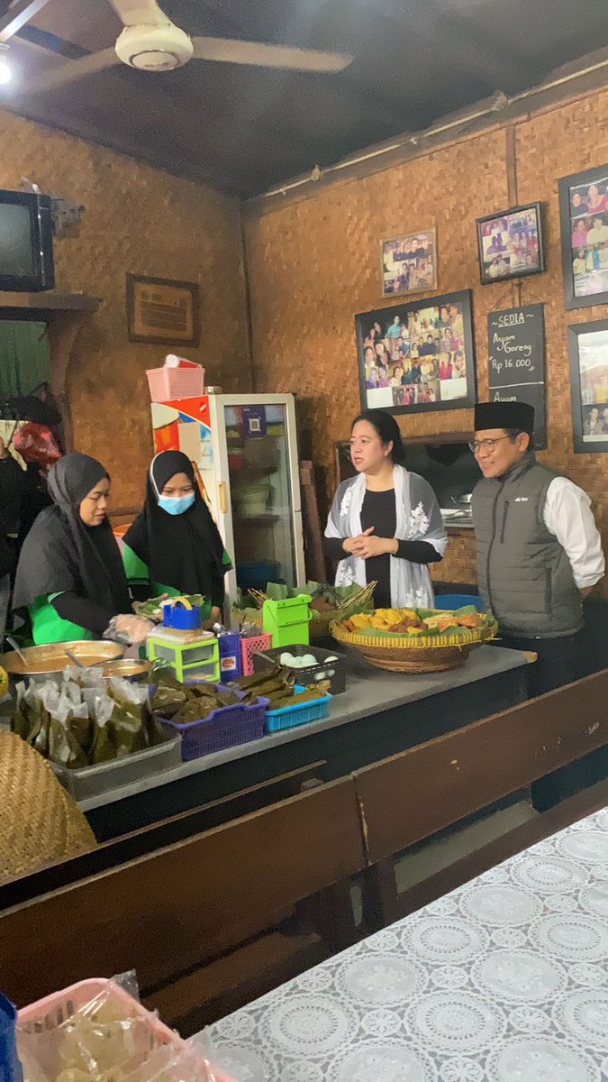 LibraRmj's tweet photo. @cakimiNOW @DPP_PKB bersama @puanmaharani_ri @PDI_Perjuangan
Sedang menikmati kuliner Jawa yang rasanya mak nyussss bgt kalau g salah ini di sekitar wilayahnya mas @marwan_jafar @FraksiPKB
#GotongRoyongGusMuhaiminPuan https://t.co/pR59TNDjlB