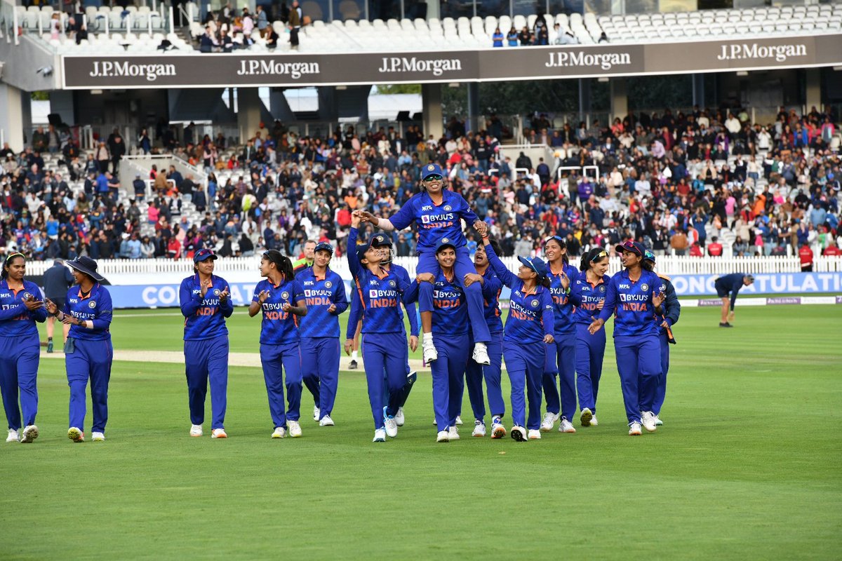 ChennaiIPL's tweet photo. W🇮🇳WW! 📸🤩

#WhistlePodu @BCCIWomen 🦁💛 https://t.co/5mSPn0mkPf