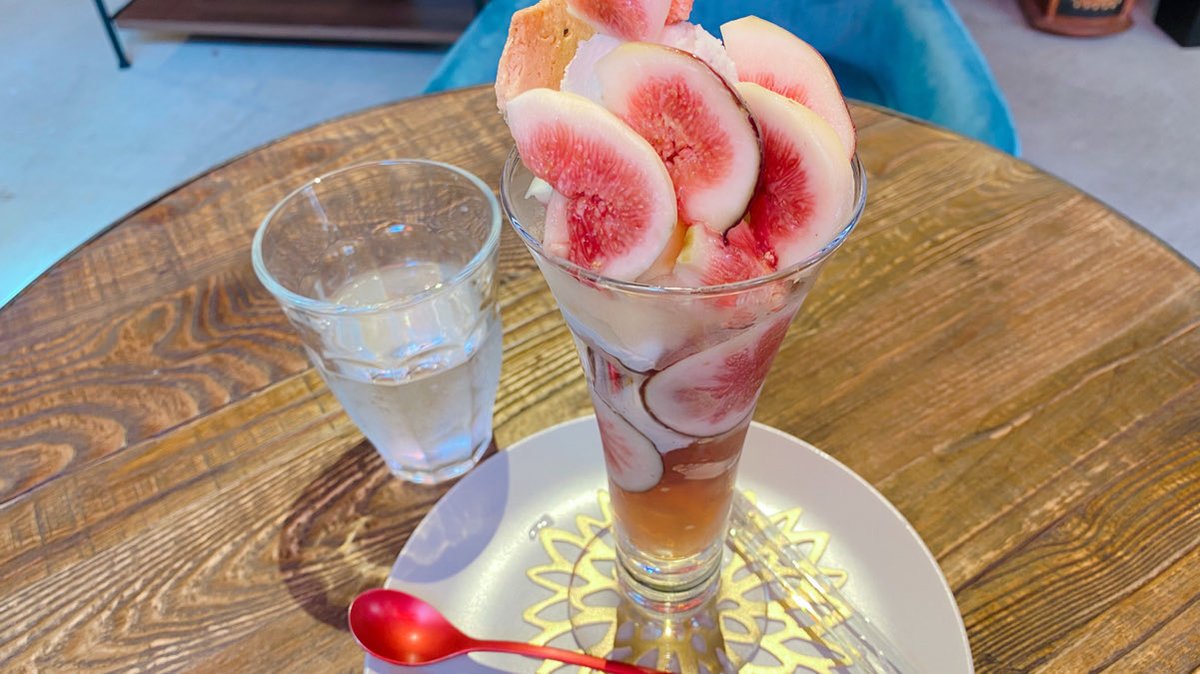shonan_holic's tweet photo. ずっと気になって���た、フルテリアシアテさんへ。
お目当ては、いちじくのパフェ。
ゴルゴンゾーラのアイス、レモンとリンゴのソルベが、いちじくとマッチしてて美味しかった！

栗のパフェも気になったから、また行きたい…。
鶴岡八幡宮の近くにあるお店です。

#フルテリアシアテ　#鎌倉 https://t.co/Rv7BXxxScY