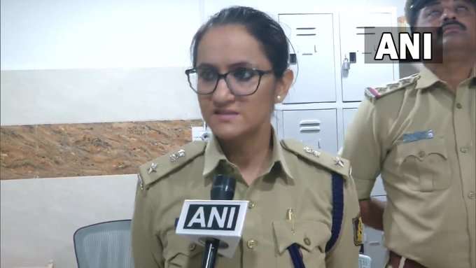ndtv's tweet photo. #Kalaburagi | Police inspector brutally attacked by miscreants during Ganja plantation probe case, admitted to hospital

"He along with a team went to a location near Karnataka-Maharashtra border where they were attacked by 30-40 locals from Umarge village": SP | reported by ANI https://t.co/0mrMtNpvWn