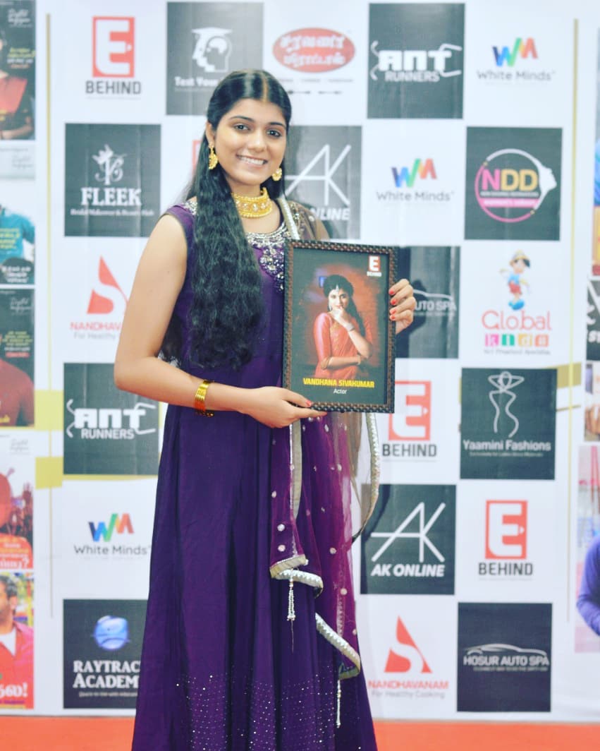 SridharRaytrace's tweet photo. Grateful for everything but it will never be enough 🙋♀️🏅🏆 #ebehind #moviebehind.in #currentupdates #cineupdates #ebehindmag #tamilmagazine #tamilbook #ebehindoriginals #ebehindofficial #ebehindawards #fb #insta #tweets #helo #linkedin #youtube #blogger #snapchat #blog #helo https://t.co/VnqtIfsYYr