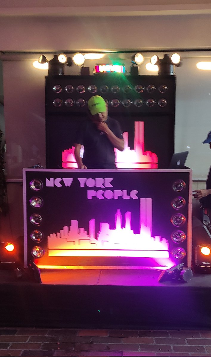 NewYorkPeople1's tweet photo. Hoy New York People en el Centro Portugues ! #minitecas #newyorkpeoplelautentica #retromix #retro #laautentica #djs #partytime https://t.co/kzKgcjuXqs