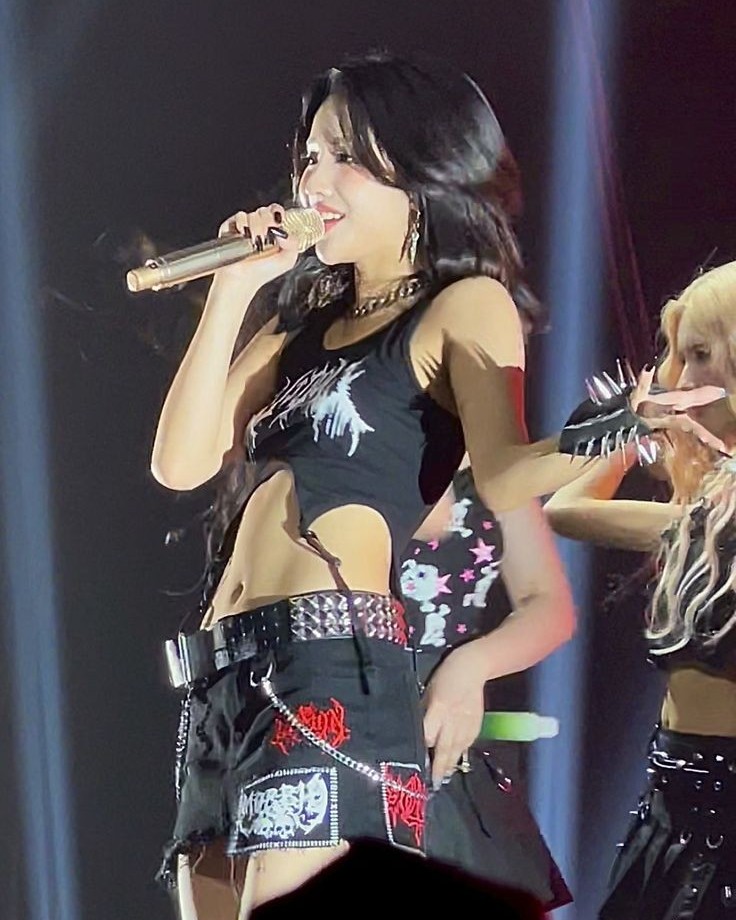 duxsoyeon's tweet photo. 🖤🤍 https://t.co/0EPWEZVjbD