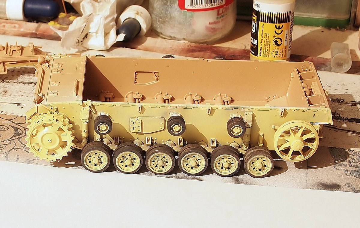 rtvmodeler's tweet photo. 🇩🇪 Panzer III Ausf J - n las orugas aplique A.MIG-1002 Track Wash y antes de secar agregé una mezzcla de pigmentos amarillo-blanco y al final Fix-Pigment de MIG.  La mascarilla de MIG es muy práctica.  Sobre las orugas, una vez puestas le daré detalle final. Saludos!., 🇲🇽👍 https://t.co/awpoY2fOfE
