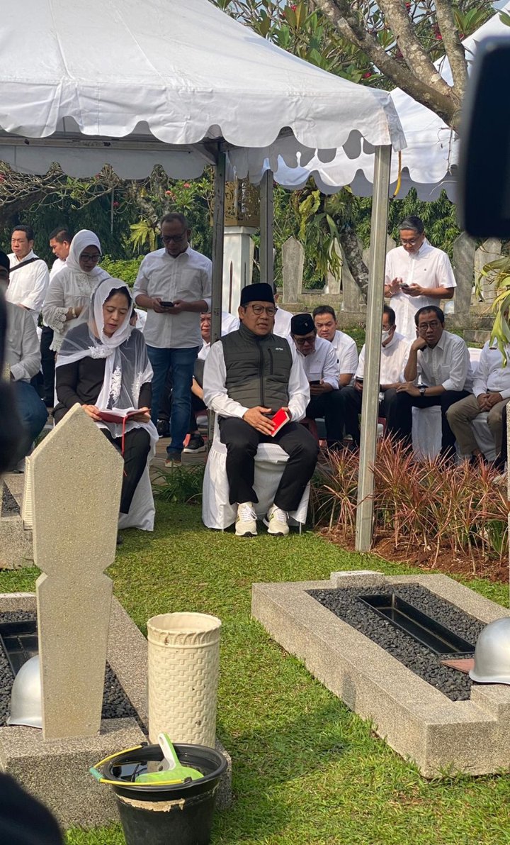 JalaSukmaRemaja's tweet photo. @cakimiNOW @DPP_PKB berdoa bersama @puanmaharani_ri @PDI_Perjuangan  di makam bapak taufik kiemas kepada beliau lahul faa tihah https://t.co/nCRmnLK6Xv