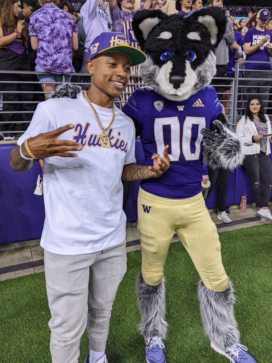 UW_MBB's tweet photo. Just a couple of Dawgs

#GoHuskies x #TougherTogether https://t.co/ZPe8O4PCxD