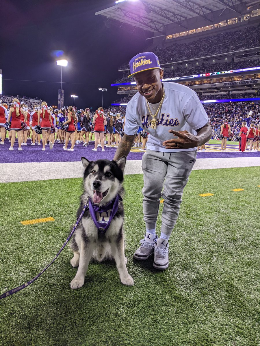 UW_MBB's tweet photo. Just a couple of Dawgs

#GoHuskies x #TougherTogether https://t.co/ZPe8O4PCxD