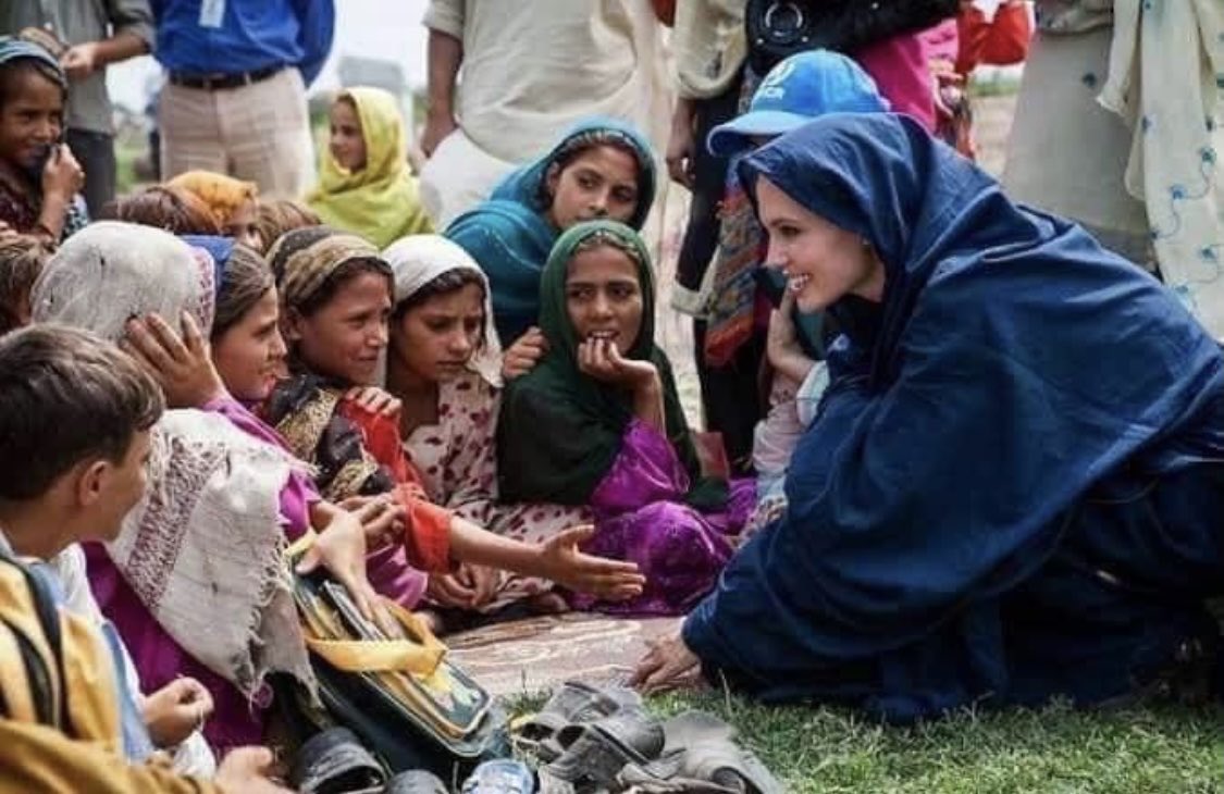 HamidMirPAK's tweet photo. Down to earth. Thanks for visiting the victims of climate change ⁦@joliestweet⁩ https://t.co/aPJaAjPMg4