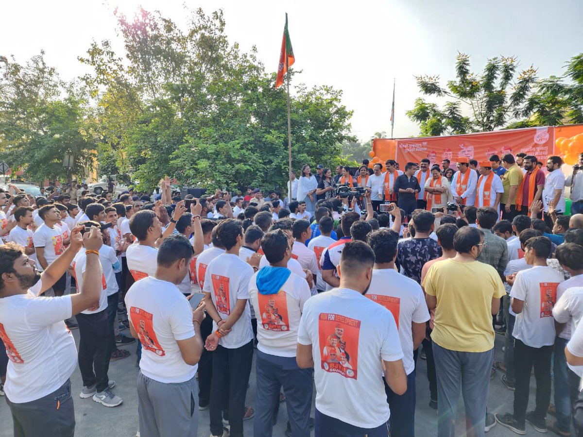 DarshanaJardosh's tweet image. Sunday becomes &apos;Memorable&apos; when Surat gets together for a cause. 

Flagged off &apos;Run for Development 2022&apos; marathon organised by Bharatiya Janata Party Yuva Morcha Gujarat in Surat, along with Home (MoS) &amp;amp; Youth, Sports, Culture (I/C) Minister @sanghaviharsh ji.