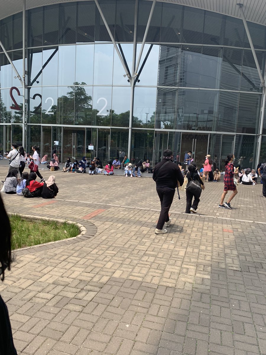 perfervidsubs's tweet photo. hari ini di samping santika deket hall 2 yaa https://t.co/vuD3eStk4v