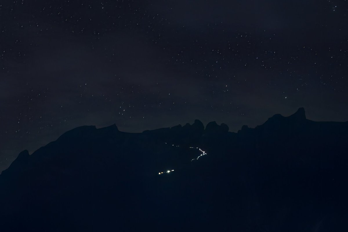 bleeyw's tweet photo. View from Kundasang at 03:30am, the light trail of the climbers hiking towards the peak of Mount Kinabalu for sunrise.
#mountkinabalu #kundasang #landbelowthewind #sabahmalaysia https://t.co/qODhHtLlJx