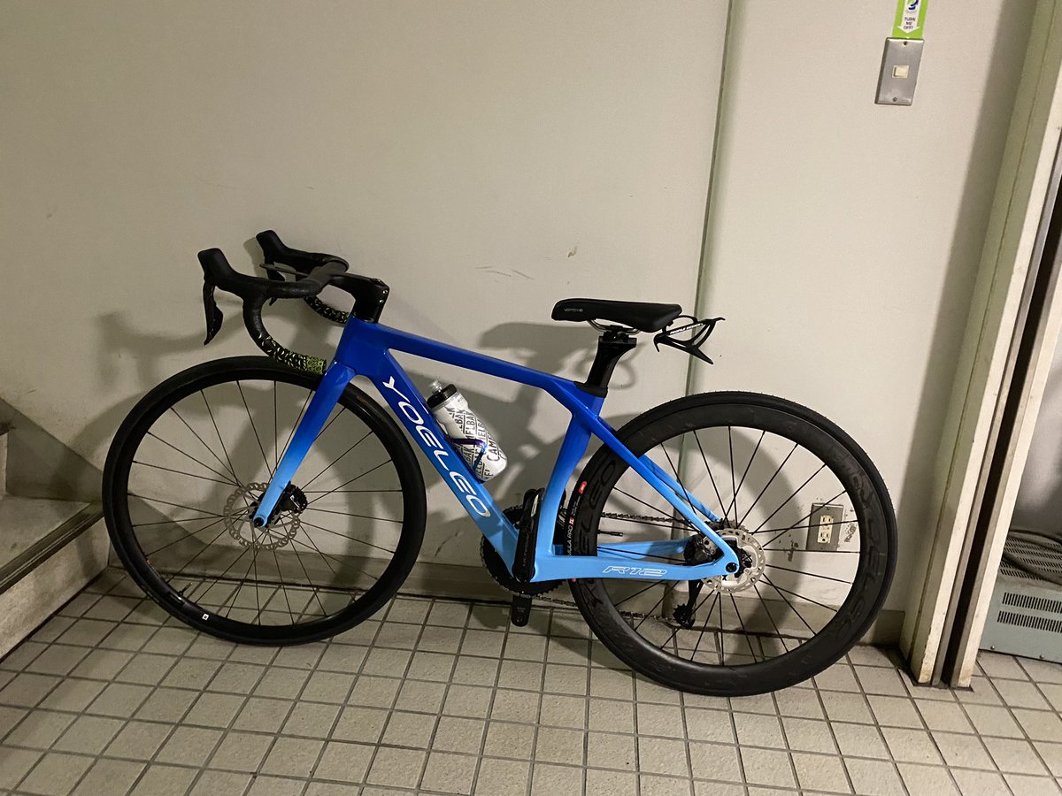 Apqqn's tweet photo. 🎊納車😻
yeoleo 納車しました！！！
写真で見ると青が濃いですが、実物だともうちょっと薄いです
まだ全然乗れてないので沢山乗っていきたいです！！強くなるぞー！！
@YoeleoJ #ロードバイク https://t.co/cARIEi9Ha2