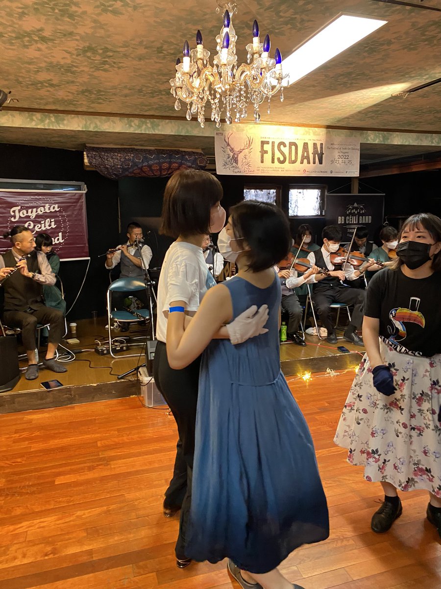 setdancepal's tweet photo. ラスト！4th Ceili！
最高の盛り上がりだったな〜！
2バンドの音に包まれた空間、幸福。
Plainの終わりから信濃の国でうるっとしちゃった。
主催の皆様、TCB、BBCB、ダンサーのみんな、ありがとう！！

Sliabh Luachra/Merchant/North Kerry/Connemara/Caledonian/BB Jig/Plain

#FisdaN #FisdaN2022 https://t.co/ZkIq10Sxc9