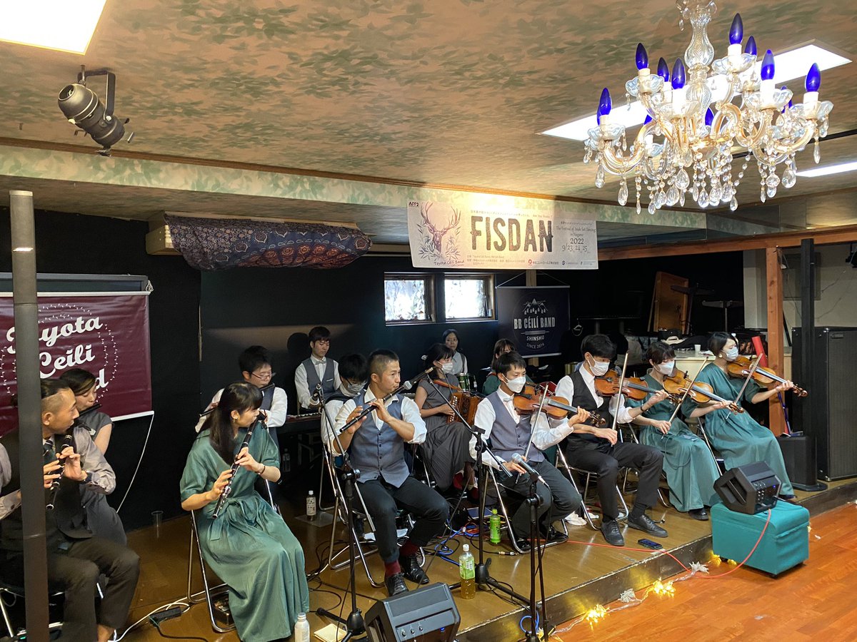 setdancepal's tweet photo. ラスト！4th Ceili！
最高の盛り上がりだったな〜！
2バンドの音に包まれた空間、幸福。
Plainの終わりから信濃の国でうるっとしちゃった。
主催の皆様、TCB、BBCB、ダンサーのみんな、ありがとう！！

Sliabh Luachra/Merchant/North Kerry/Connemara/Caledonian/BB Jig/Plain

#FisdaN #FisdaN2022 https://t.co/ZkIq10Sxc9
