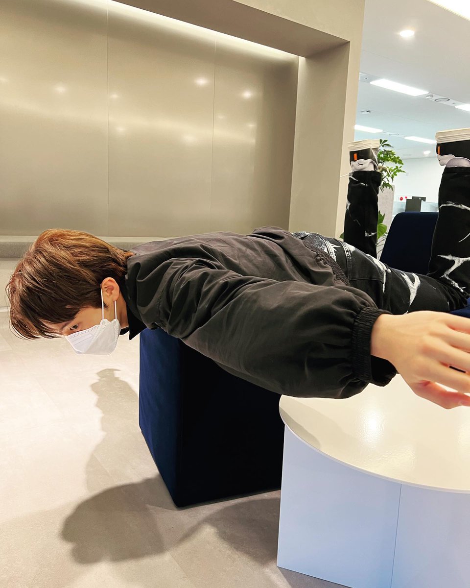 marklee_france's tweet photo. 📸 | 25092022

#MARK a posté hier des photos de lui dire son Instagram 💚

"Seul au bureau. Il s'agit de qui vous êtes lorsque vous vous retrouvez seul. Je suis curieux."

 🔗 https://t.co/w4zQaiZHHI

#MARK #마크 #NCT #NCT127 #NCT127_질주_2Baddies 
© onyourm__ark
#Dee https://t.co/ENM3bKCMYU