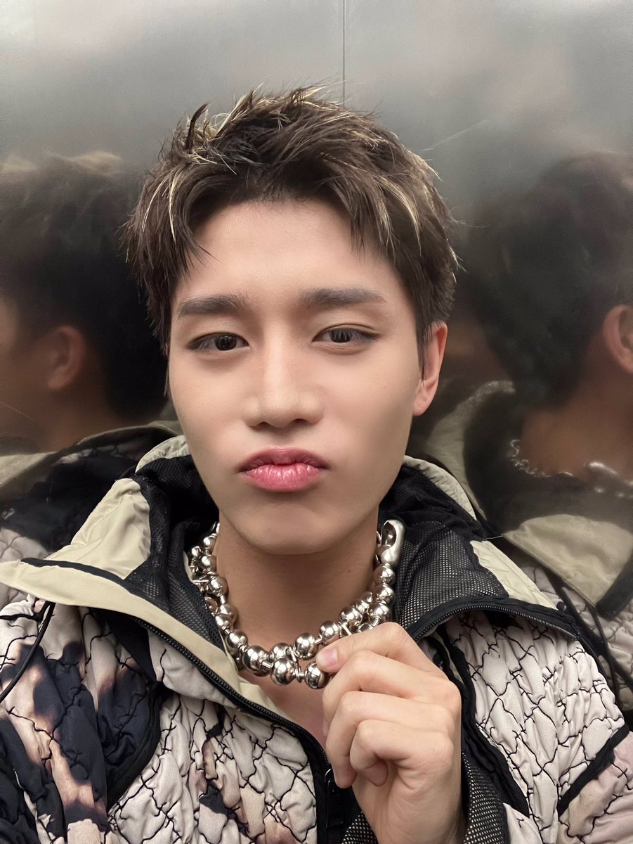 PRODTAEL's tweet photo. i need these kind of poses for future photocards im begging https://t.co/Bn4GK6XoH9